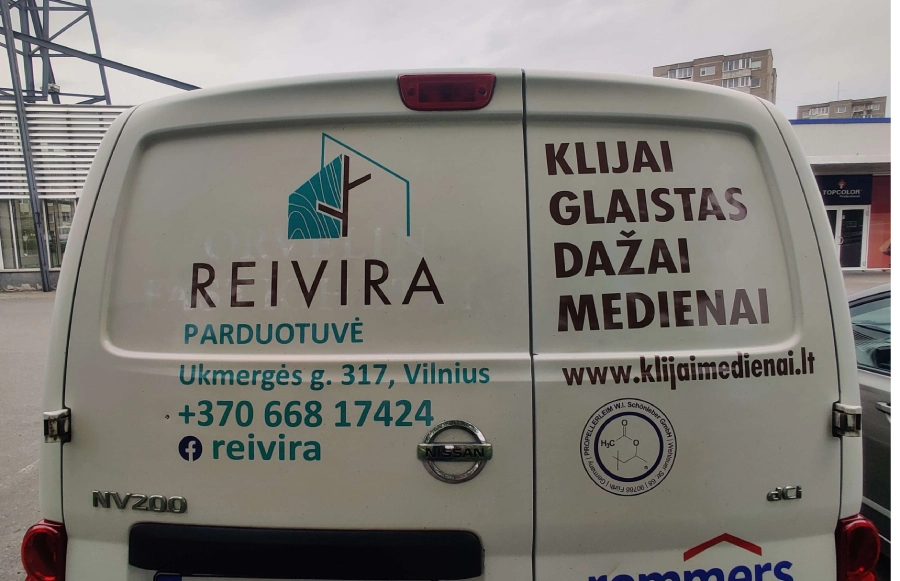 Reklama ant automobiliu